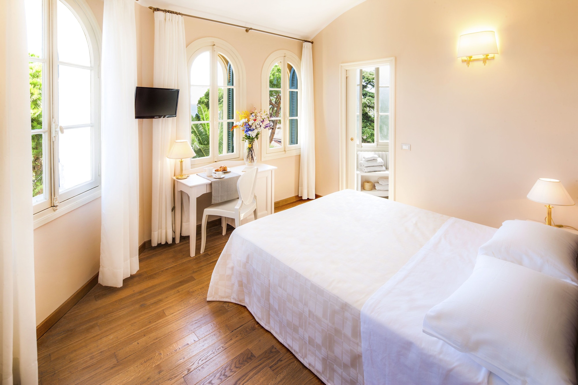 DELUXE, DOUBLE OR TWIN BED, SEA VIEW