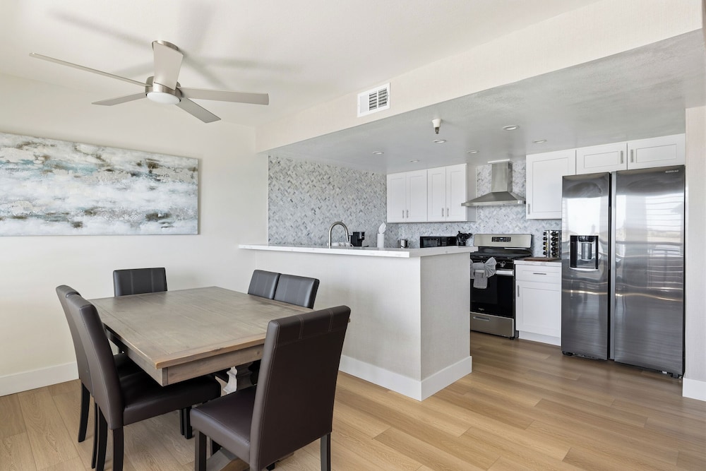 456 Embarcadero Inn Suites 58/77