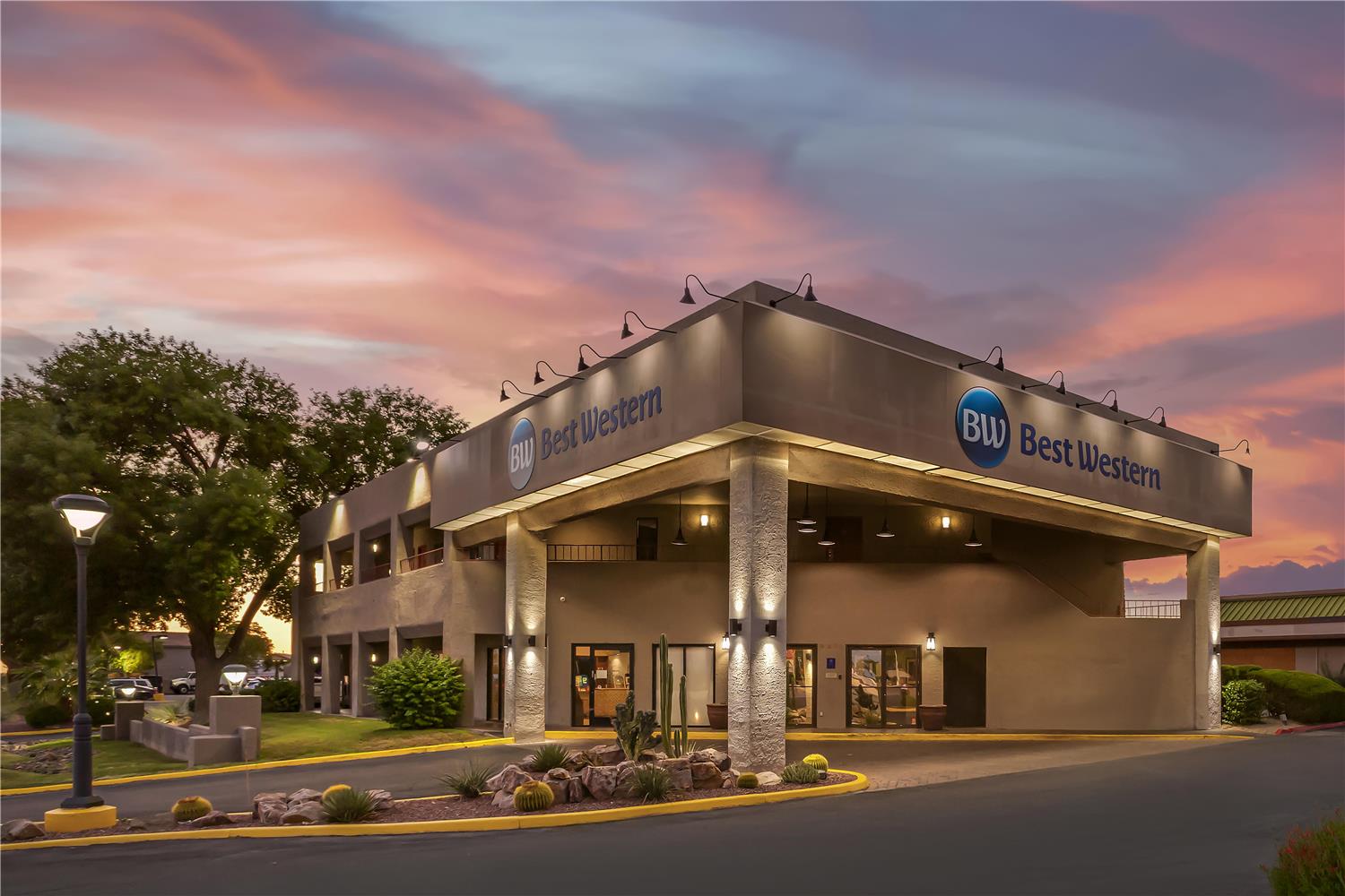 ベスト ウエスタン インスイーツ ツーソン フットヒルズ ホテル & スイーツ(Best Western InnSuites Tucson Foothills Hotel & Suites) 写真1