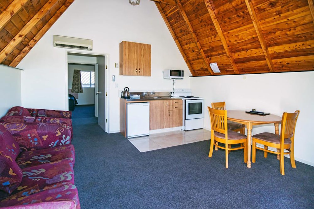 Mountain Chalets Motel 40/53