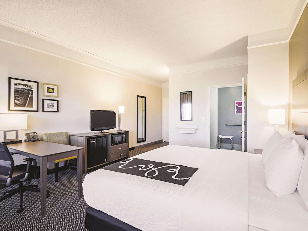 La Quinta Inn and Suites by Wyndham Austin Near The Domain 12/52