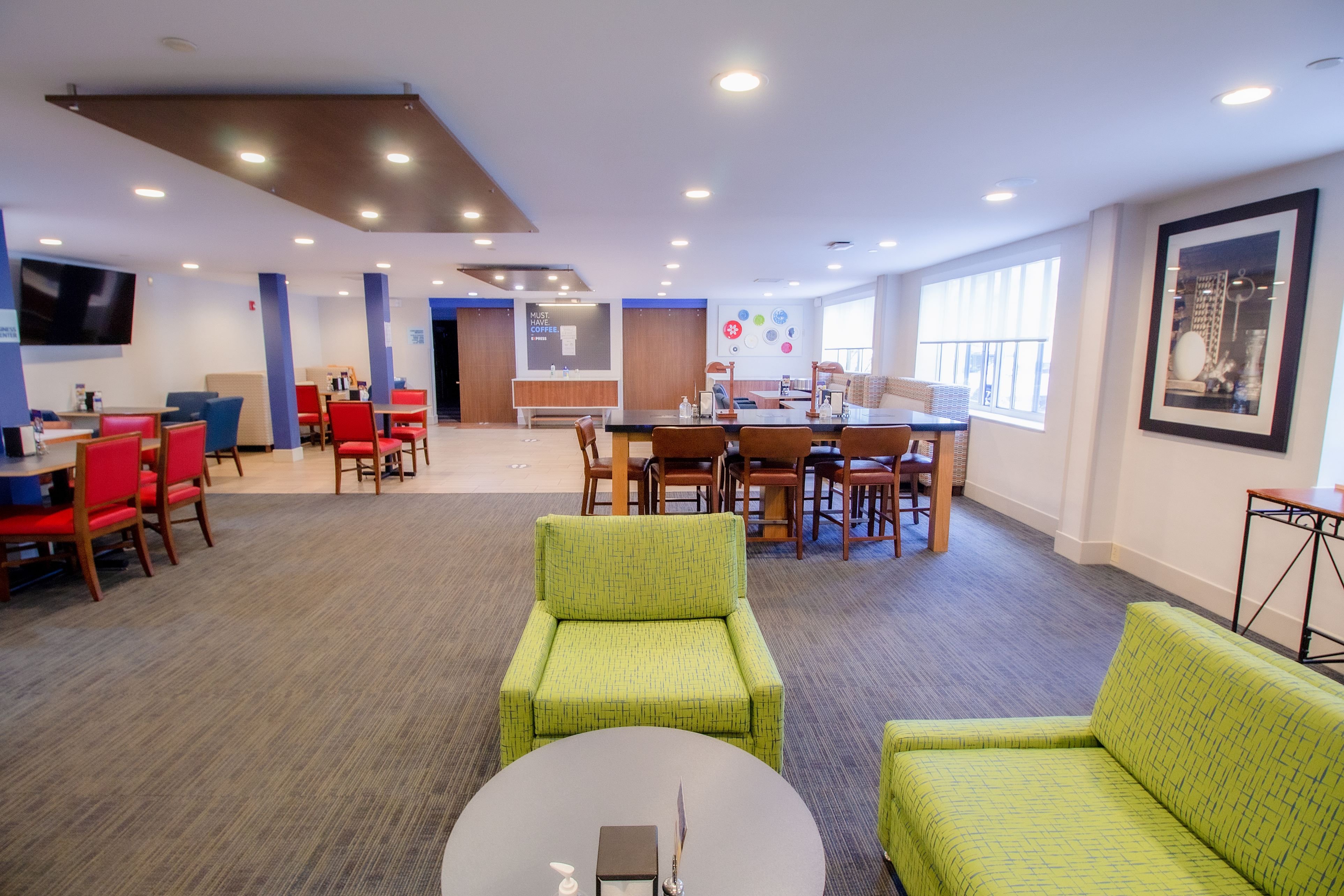 Holiday Inn Express & Suites Lincoln East - White Mountains 35/47