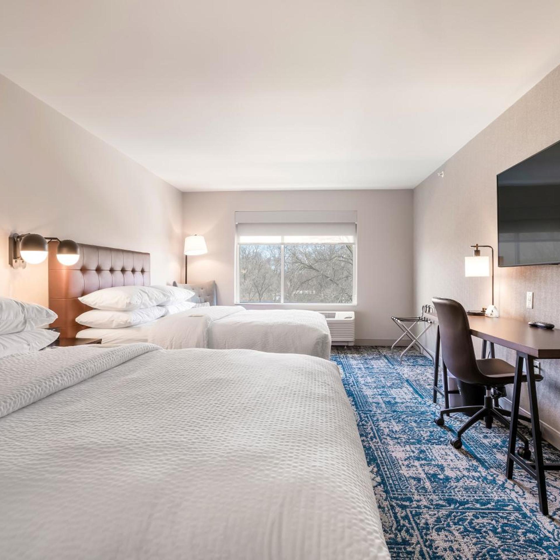Guest Room, Traditional, 2 Queen Beds, Four Points By Sheraton Elkhart 8/10