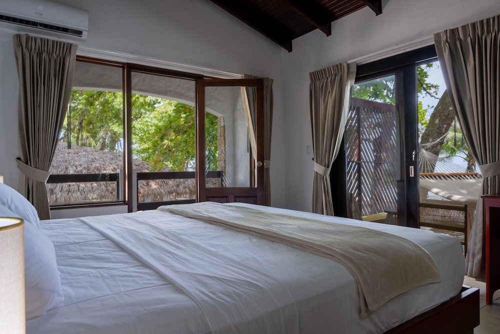 DELUXE, 1 QUEEN AND 1 SINGLE BED, OCEAN FRONT