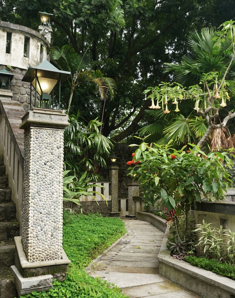 Pines Garden Resort 4/46