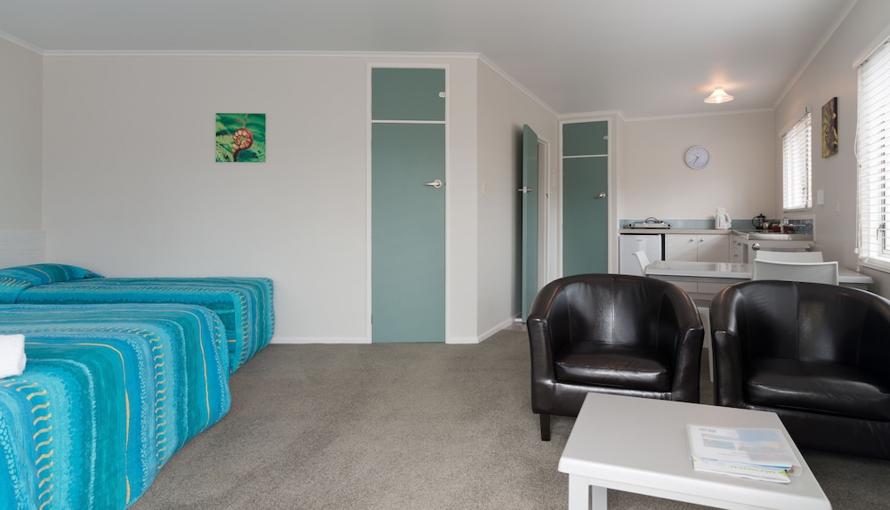 Averill Court Motel 23/63