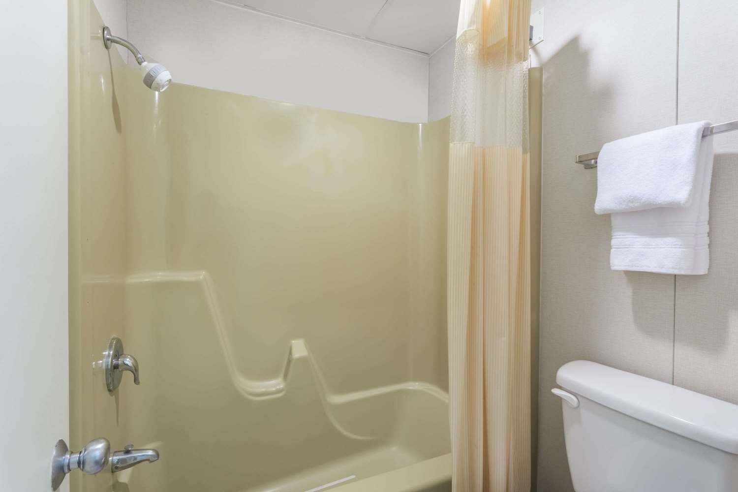 Days Inn By Wyndham Bedford 7/8