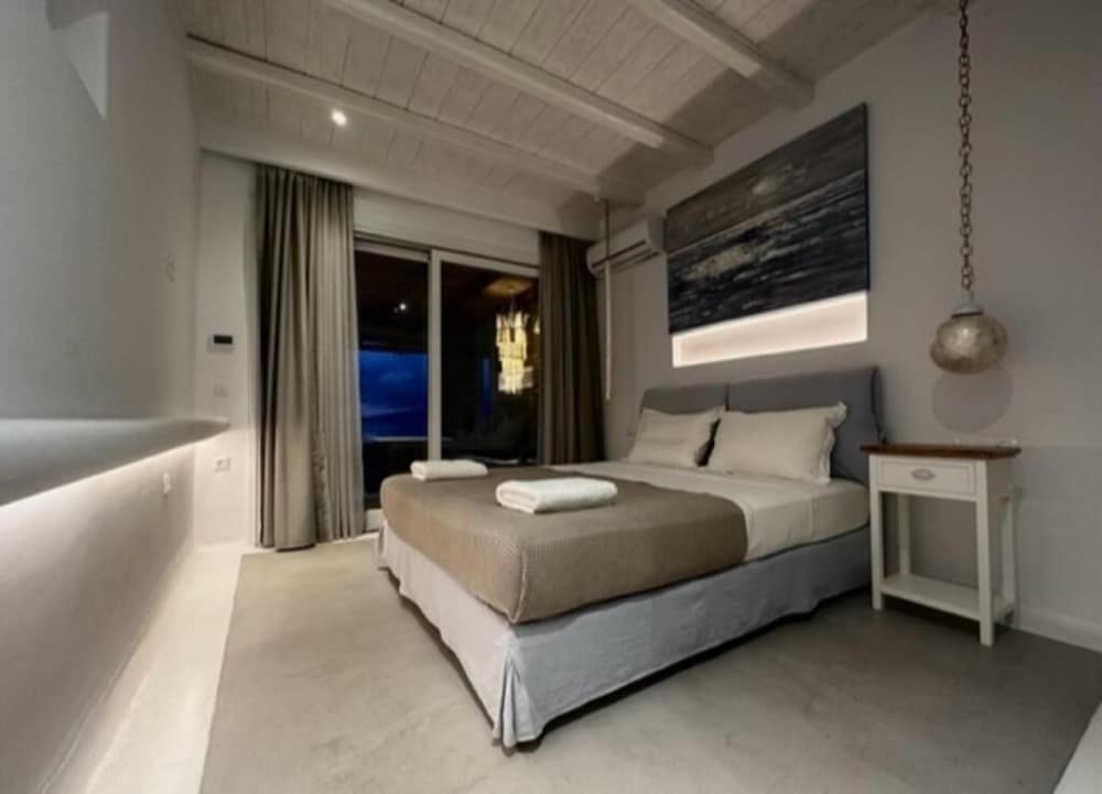WHITE ROCK SUITES & VILLAS 14/50