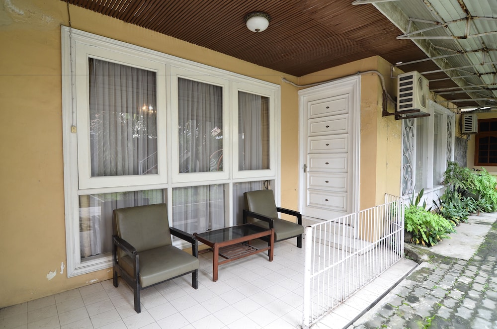 Reddoorz Plus @ Laweyan 37/55