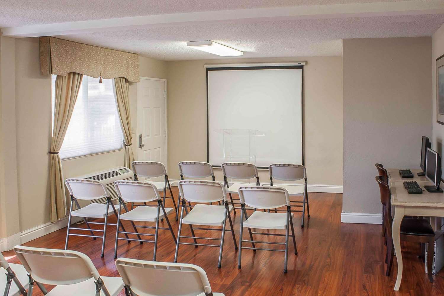 Rodeway Inn & Suites 15/16