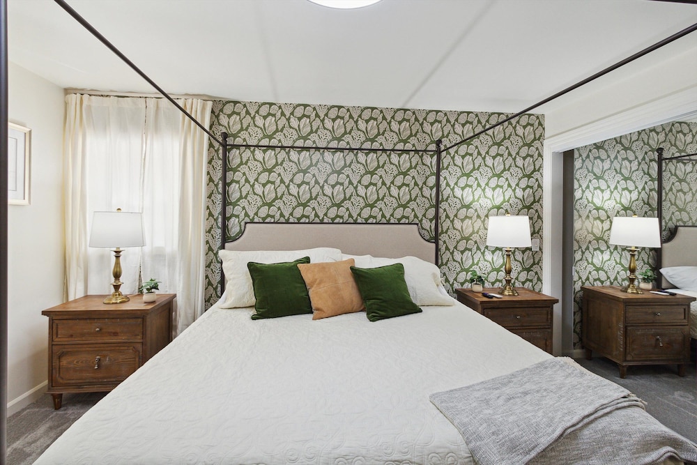 Luxury, House, King Bed, 3 Queen Beds, Sofa