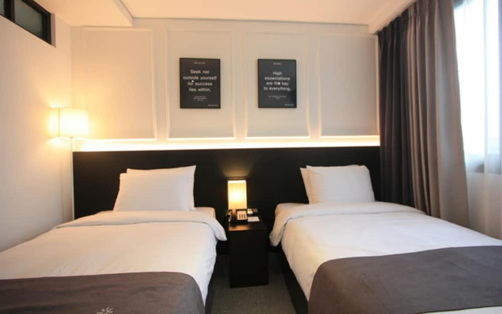 Vella Suite Hotel 17/50
