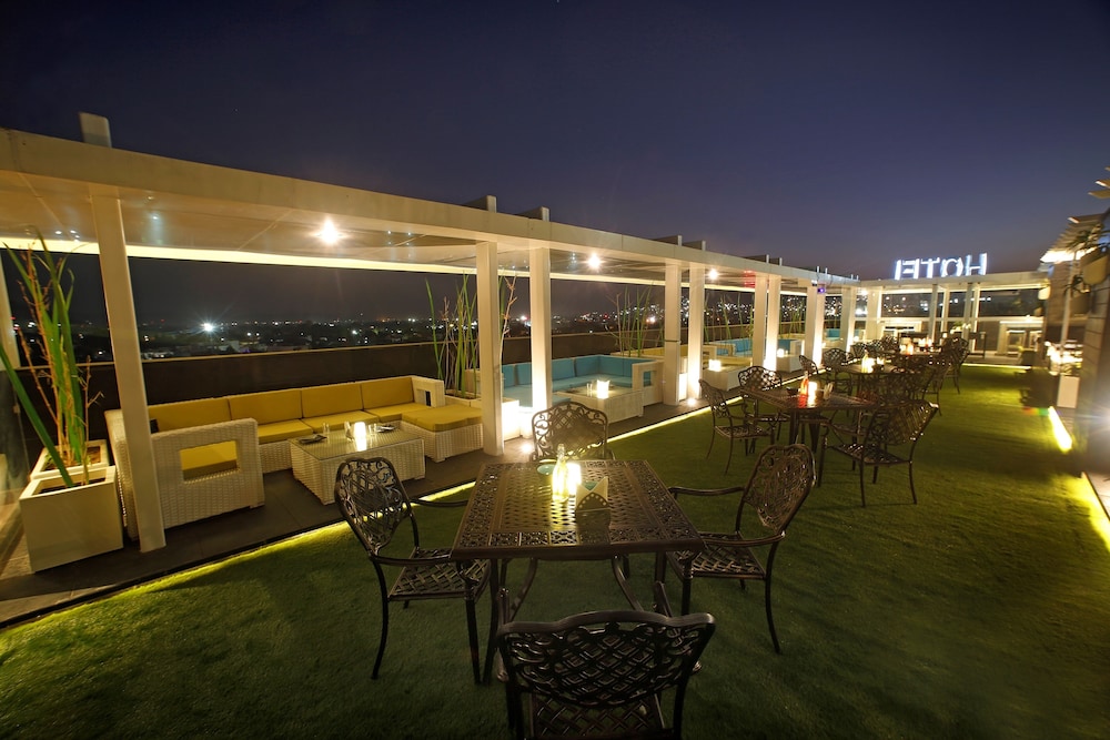 Hotel Ln Courtyard 3/45