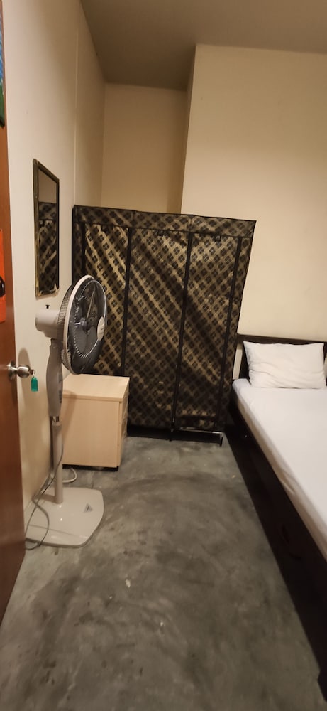 The Explorers Guesthouse and Hostel 21/60