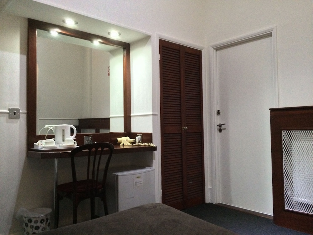 LONDON CONTINENTAL HOTEL 37/54