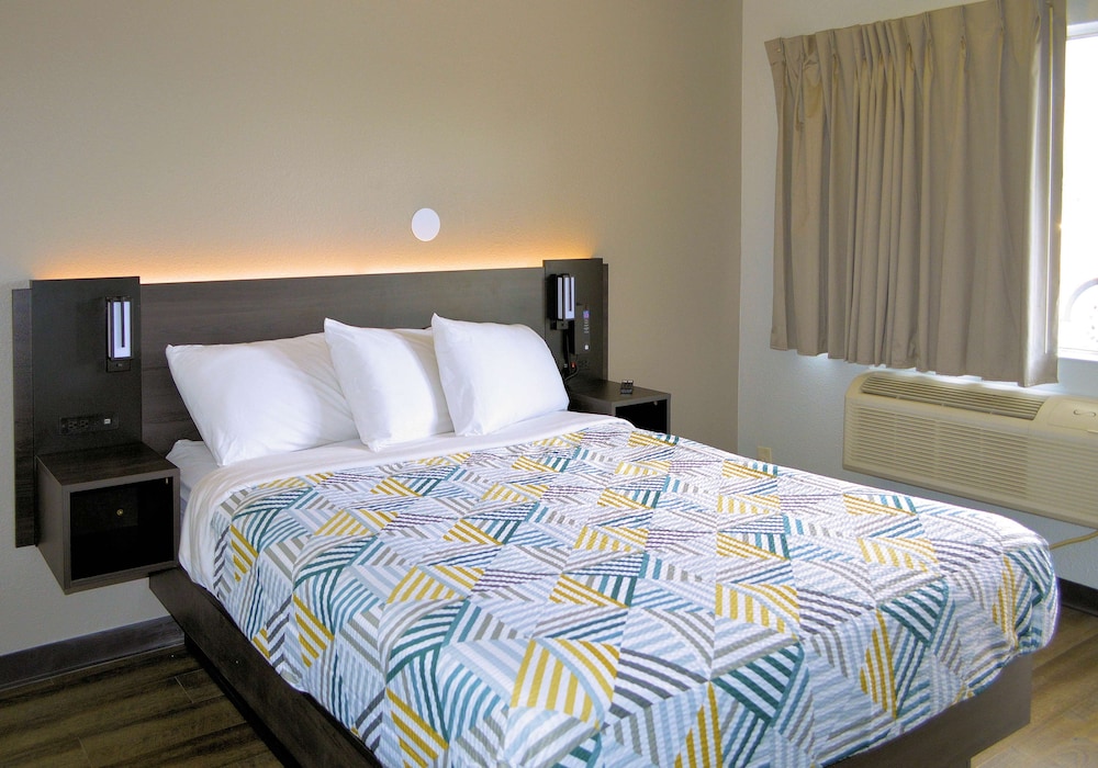 STANDARD, QUEEN BED, ACCESSIBLE