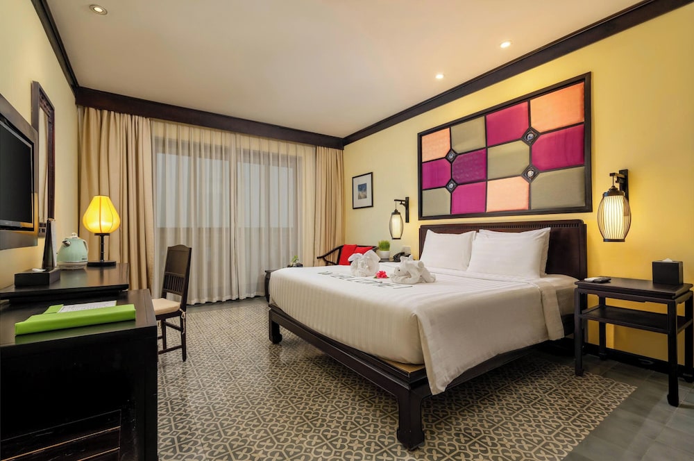 DELUXE, KING BED, BALCONY