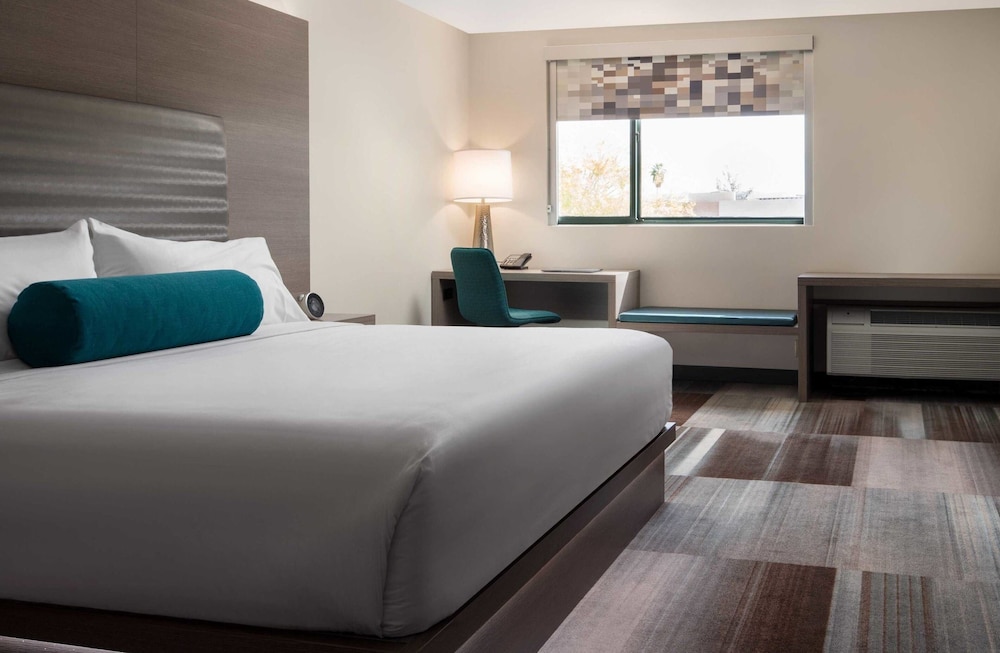 Chic, Suite, King Bed, Pool View
