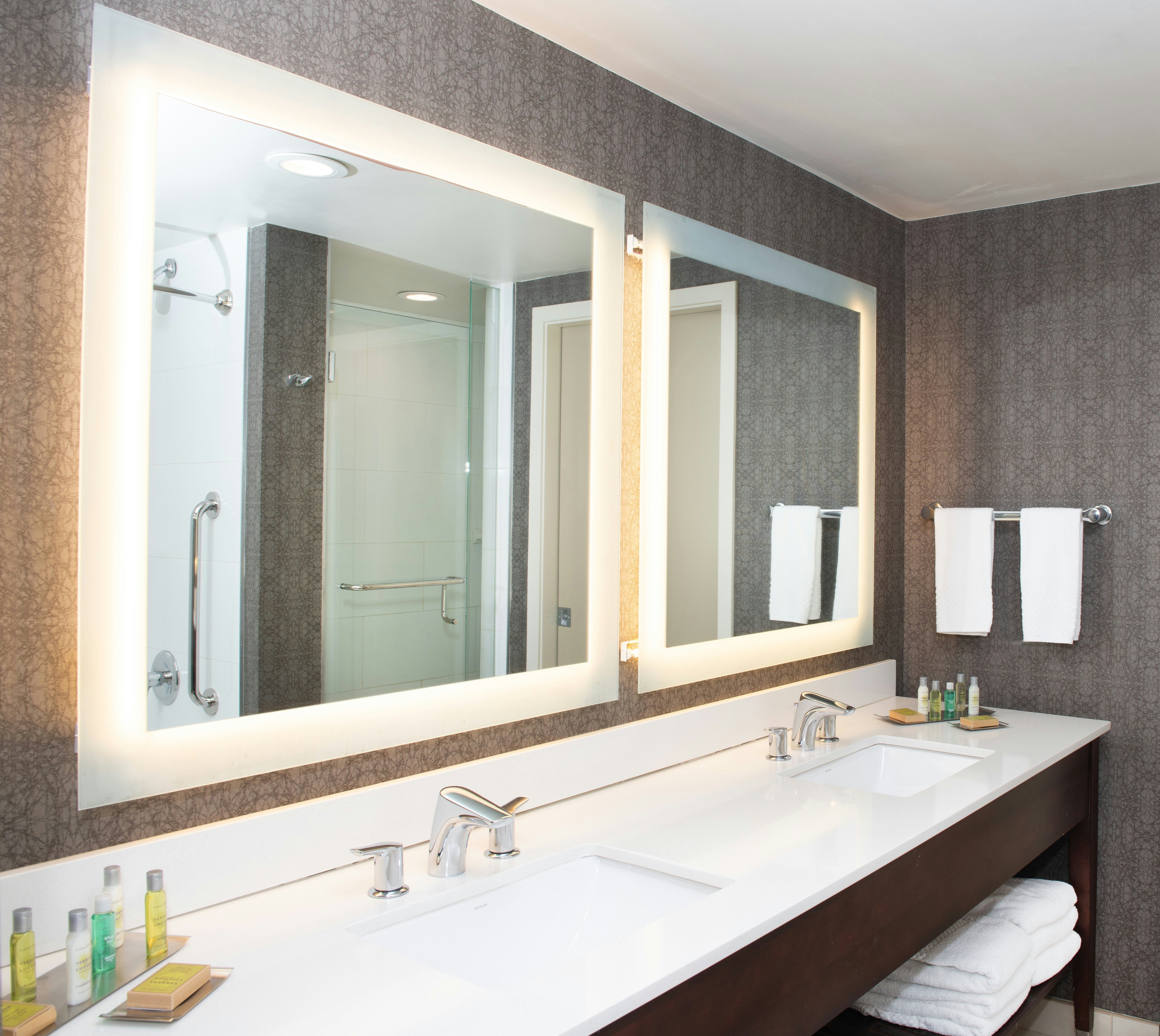 DOUBLETREE BY HILTON HOTEL AND SUITES CHARLESTON AIRPORT 60/60
