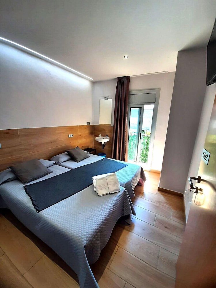 ROOM, TWIN BEDS, SHARED BATHROOM