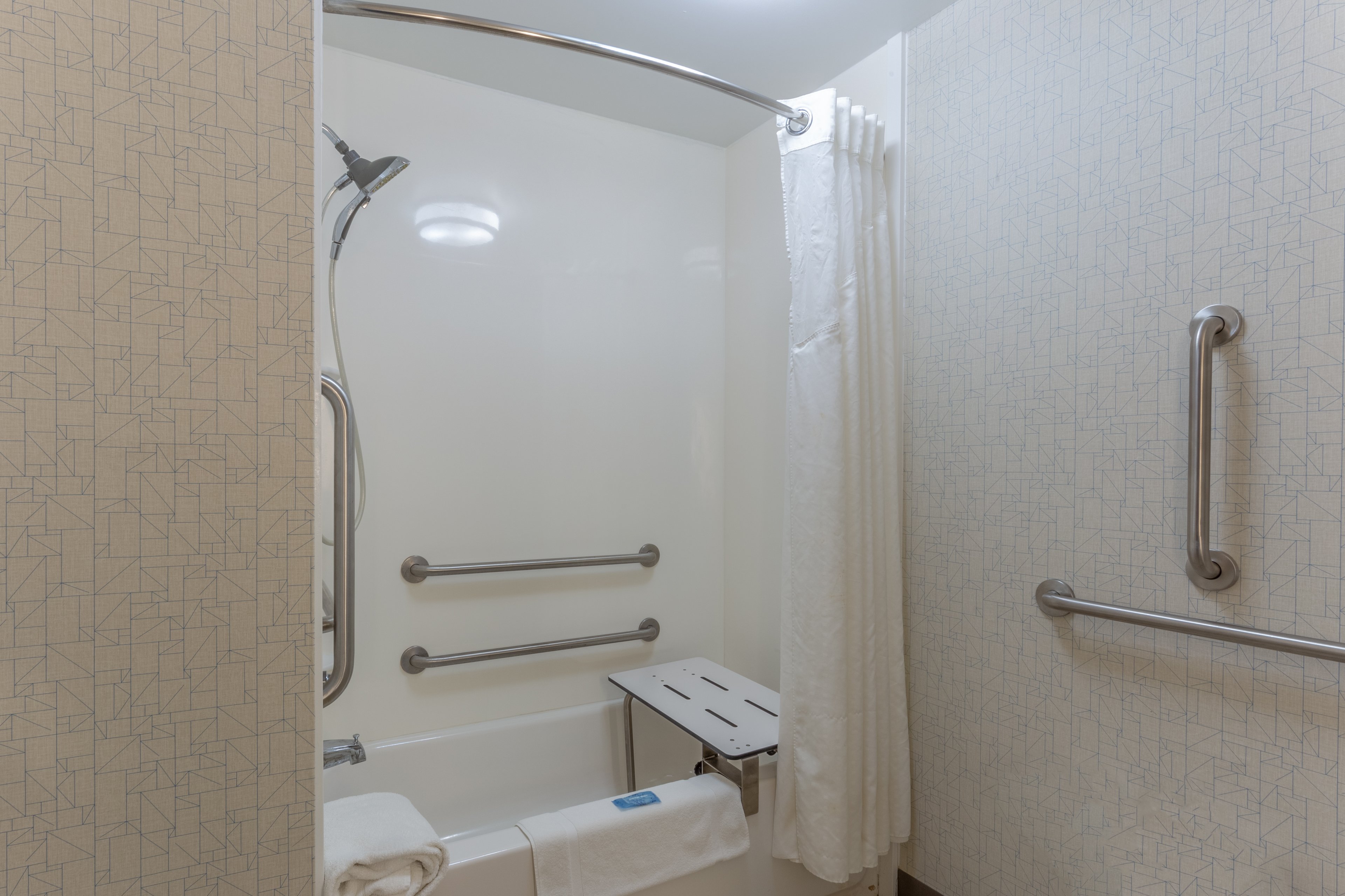 Holiday Inn Express And Suites Milwaukee Nw Park Place 79/79