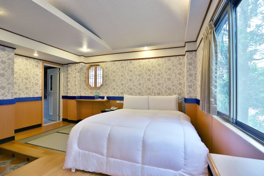 Phoenix Pavilion Hot Spring Hotel 14/65