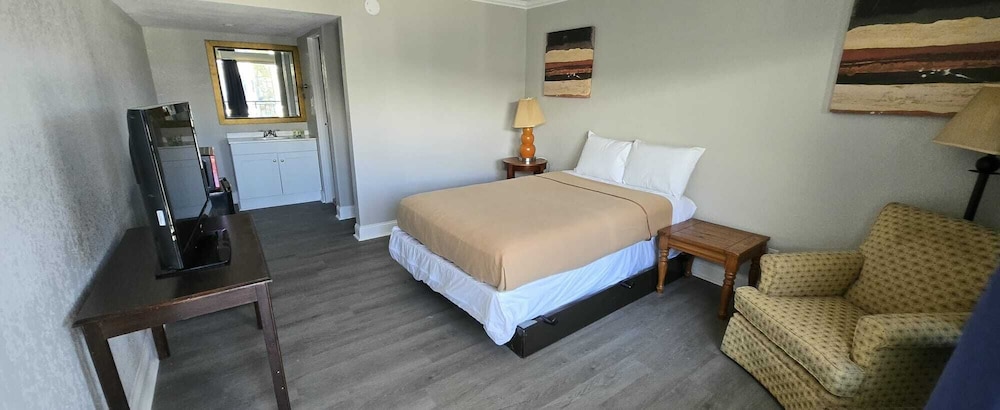 غرفة بسرير كوين، Riverside Inn & Suites by OYO Danville Ceaser Casino 6/10