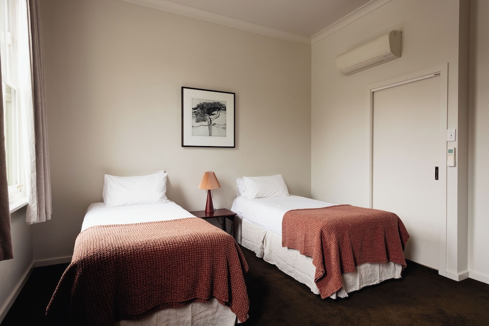 NAUGHTONS PARKVILLE HOTEL 15/64