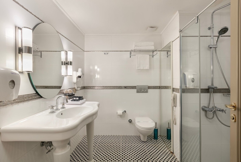 REO Hotel & Spa 69/69