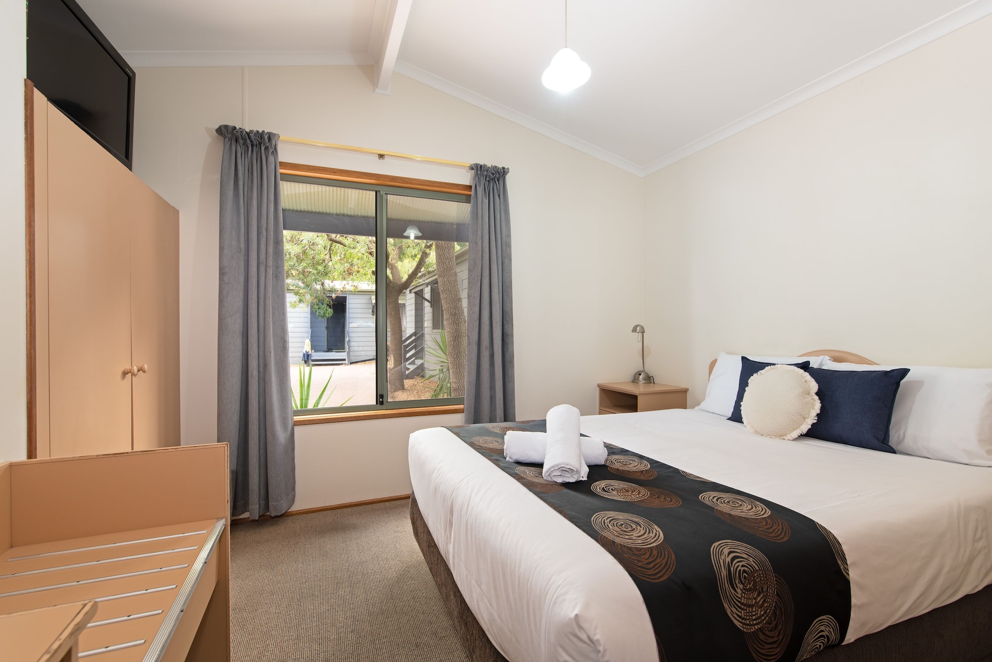 2 Bedrooms, Family, 1 Queen and 1 Single Bed