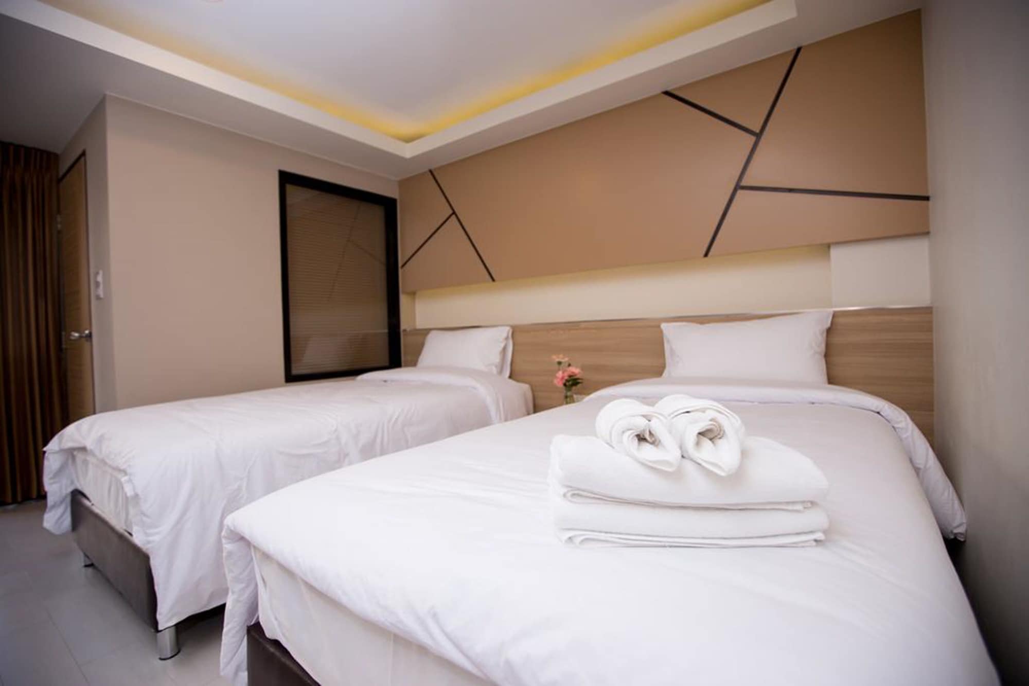 ROOM, TWIN BEDS