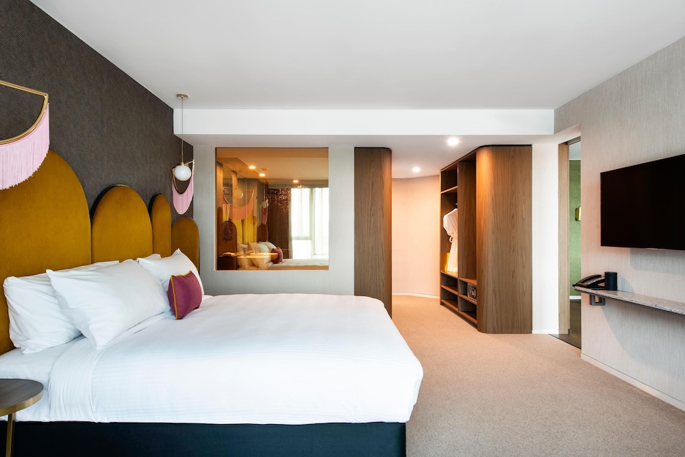 ROCK STAR, SUITE, KING BED