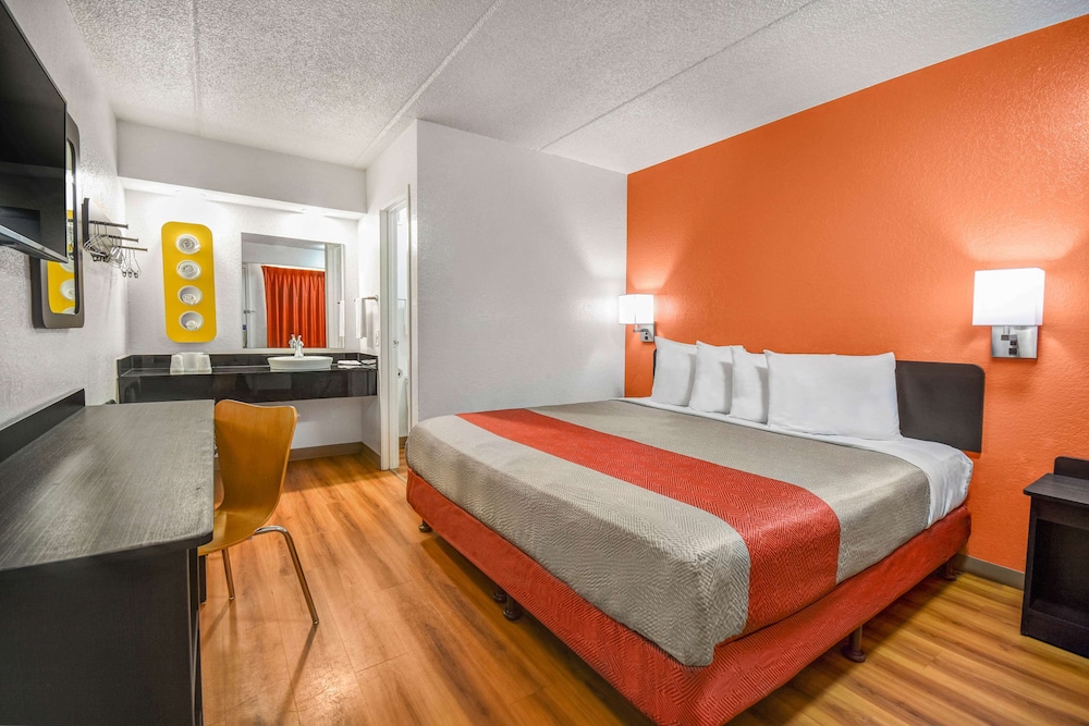 Motel6 Memphis, TN - Downtown 23/58