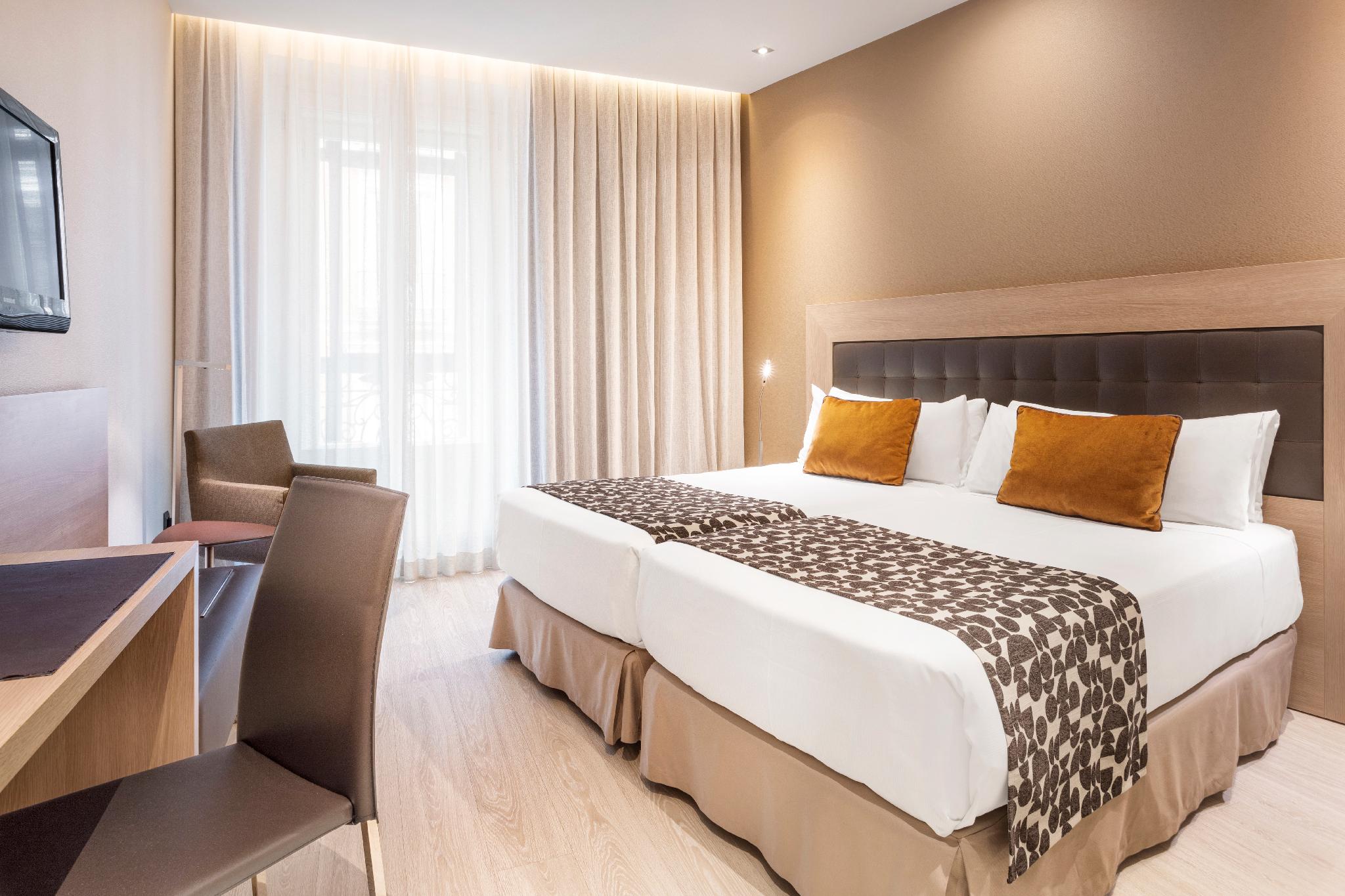 ROOM, DOUBLE BED, ATOCHA VIEW