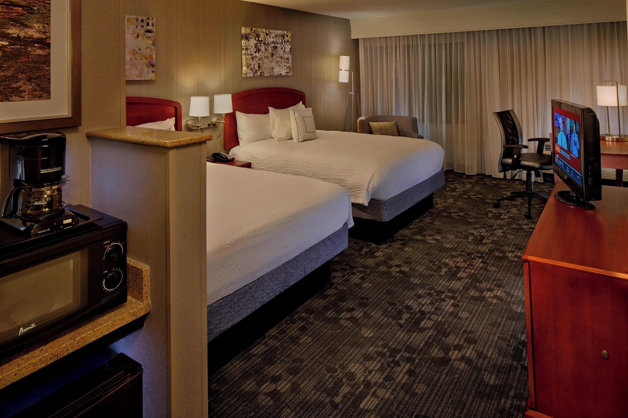 Room, Multiple Beds, Courtyard View