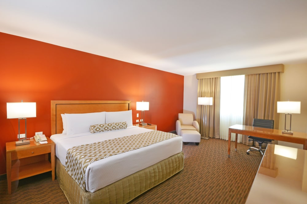 غرفة قياسية بسرير كينج مع دخول الصالة، CROWNE PLAZA MONTERREY AEROPUERTO 8/13