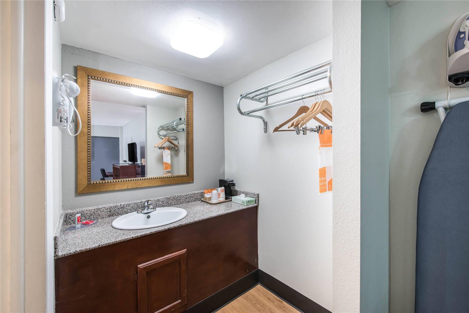 غرفة بسرير كينج، Rodeway Inn St. Joseph MI 4/4