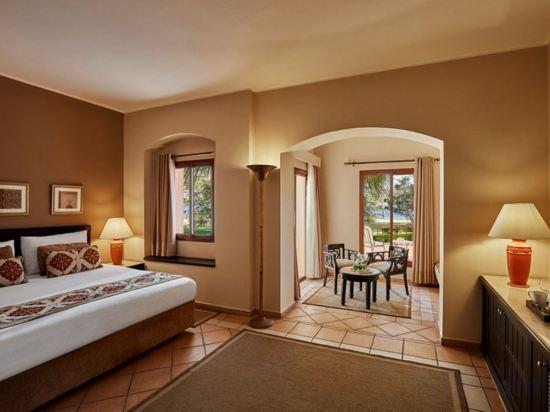 DELUXE GARDEN VIEW ROOM
