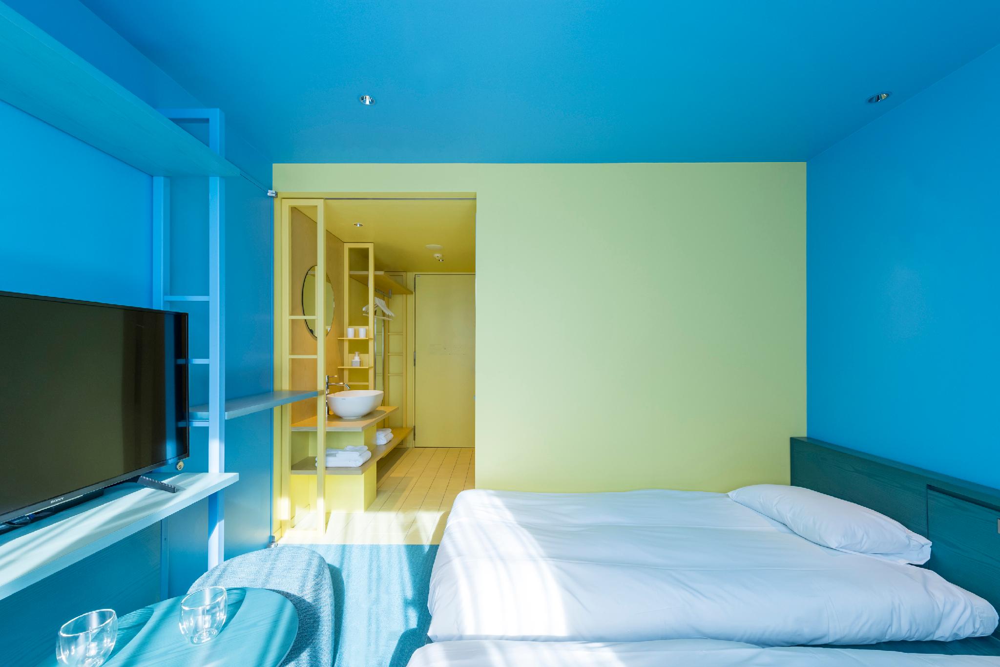 Connecting, Blue, Light, 4 Beds