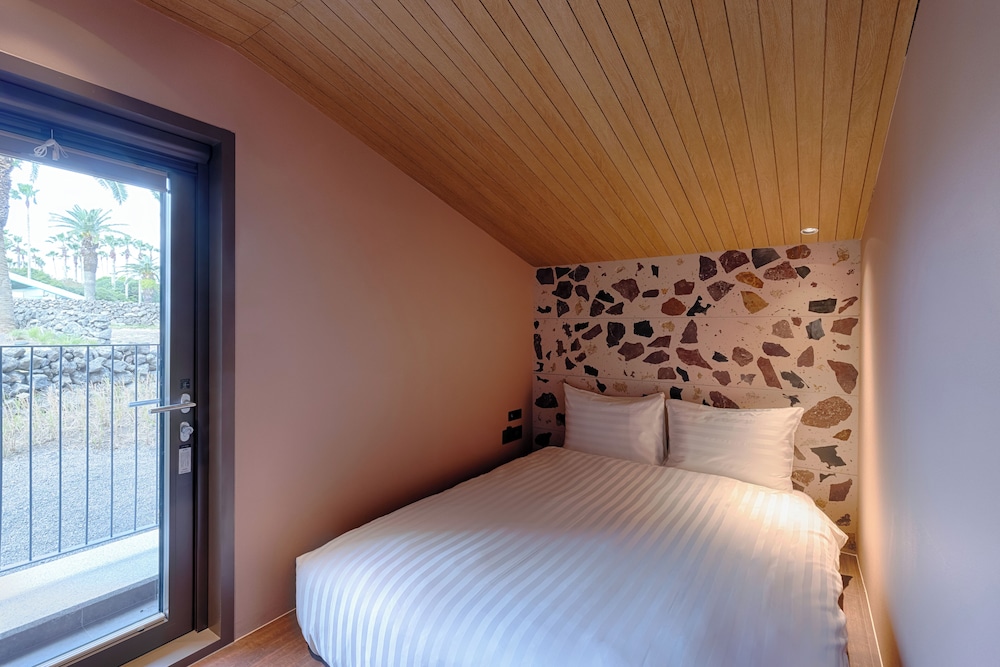 Prestige, Villa, 3 Double Beds, Pool View, Kitchen