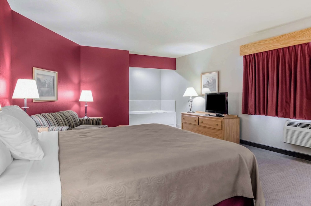 Suite, King Bed, Rodeway Inn Hesston, KS 4/10