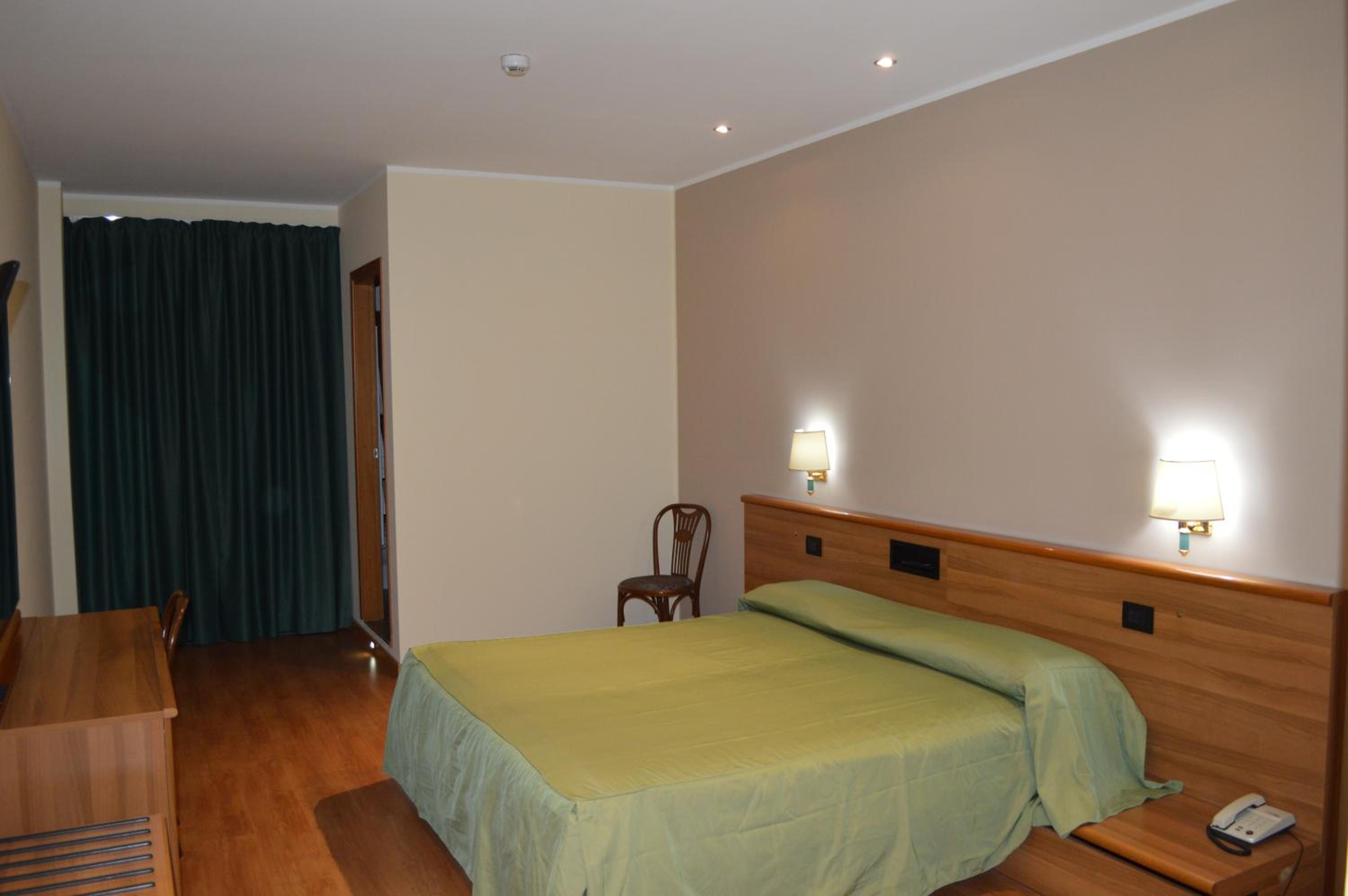 غرفة بسرير مزدوج، Canadian Hotel 2/5