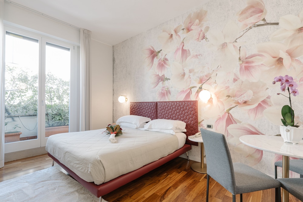 EXCLUSIVE, SUITE, TERRACE