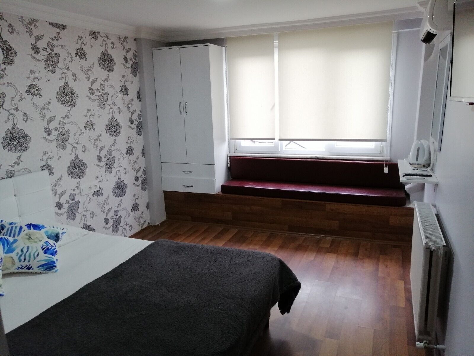 ECONOMY, DOUBLE OR TWIN BED