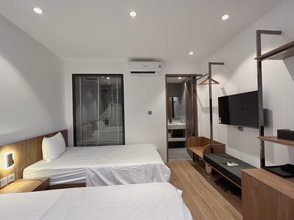 The Marron Hotel 10/50