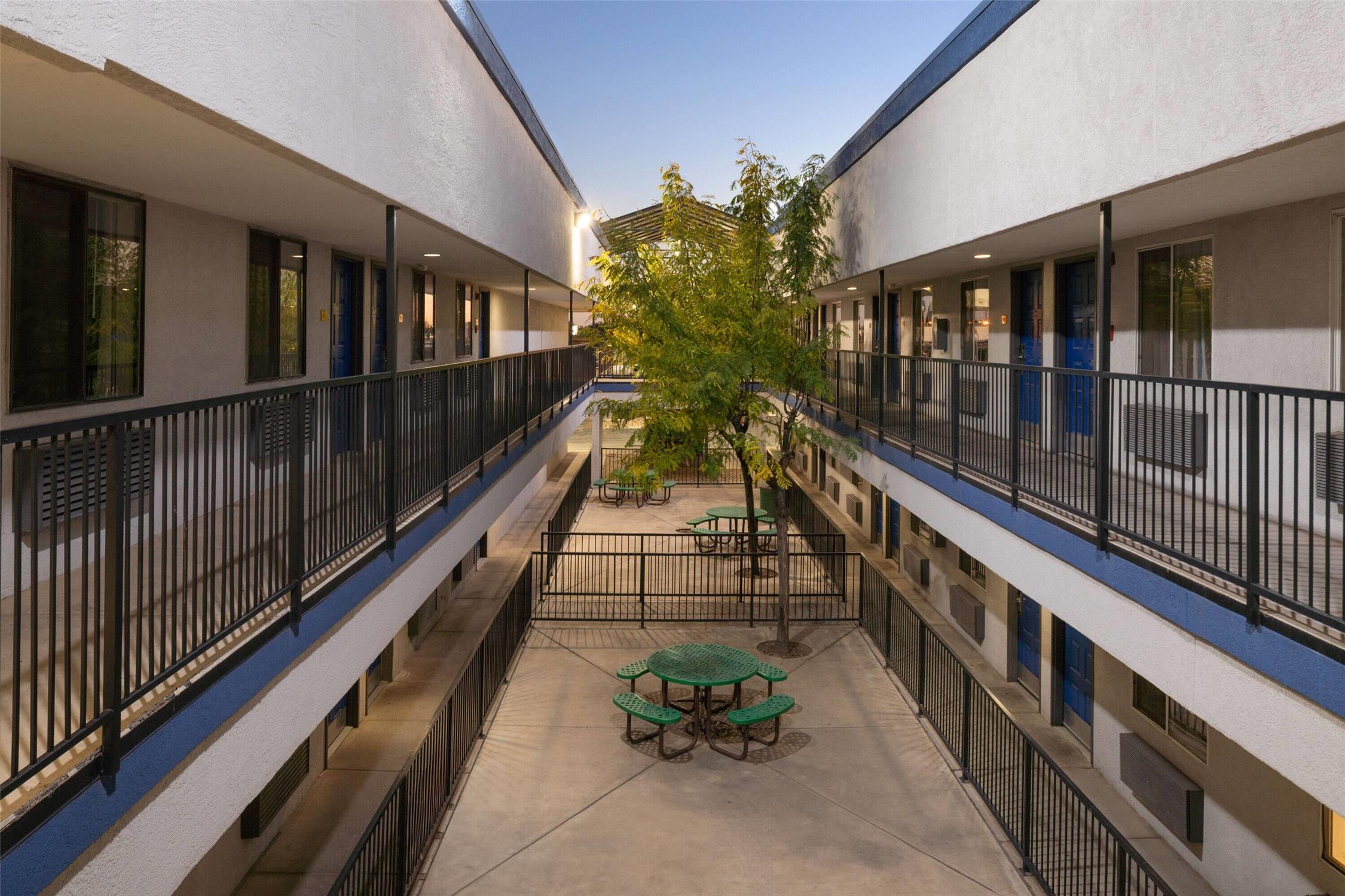Travelodge by Wyndham Albuquerque West 1/8