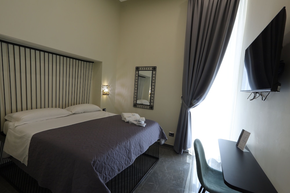 SUITE, KING BED