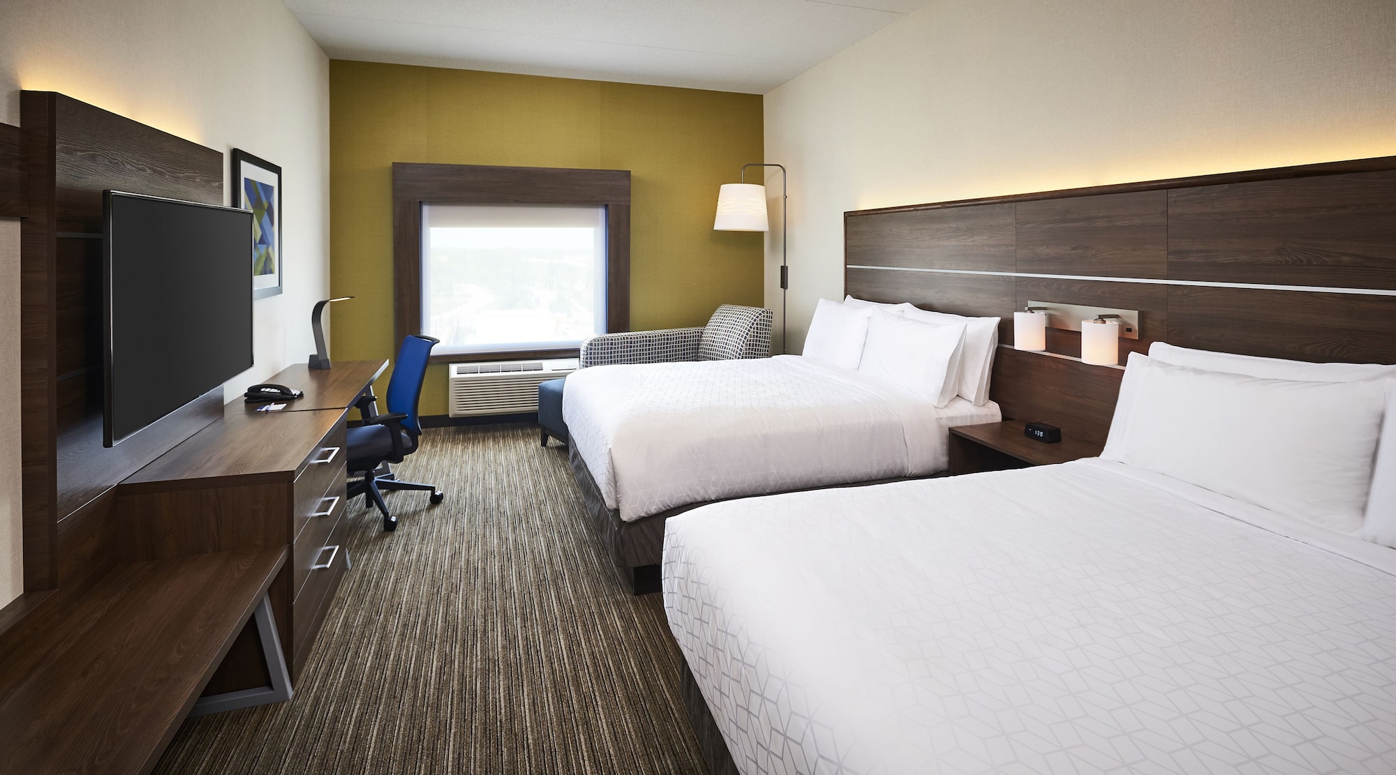 غرفة قياسية بسريرين كوين بحوض استحمام لذوي الإعاقة