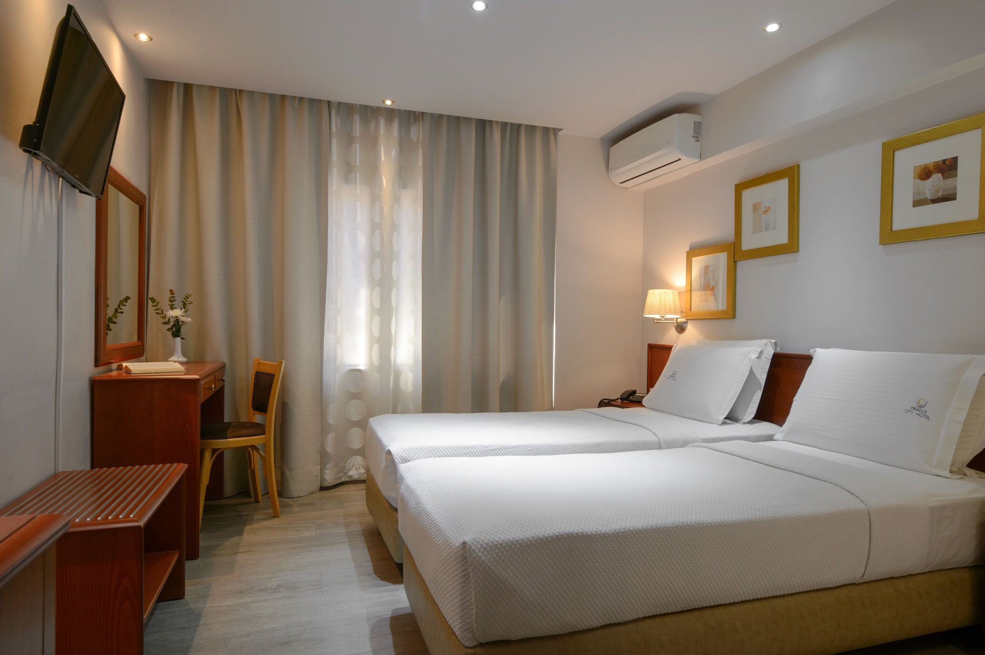 ROOM, DOUBLE OR TWIN BED