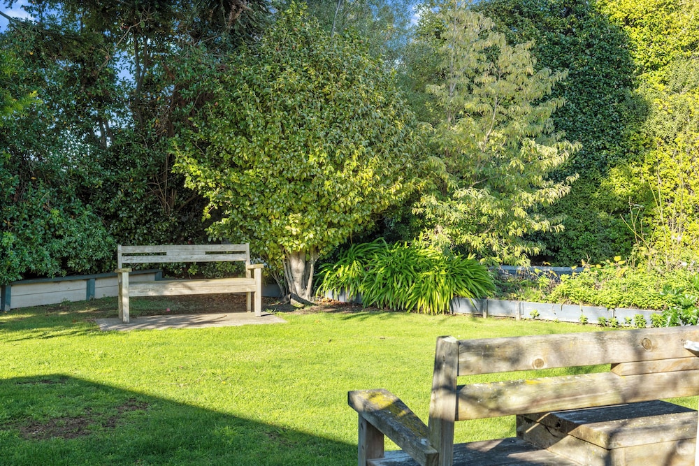 Grove Park Motor Lodge 68/74